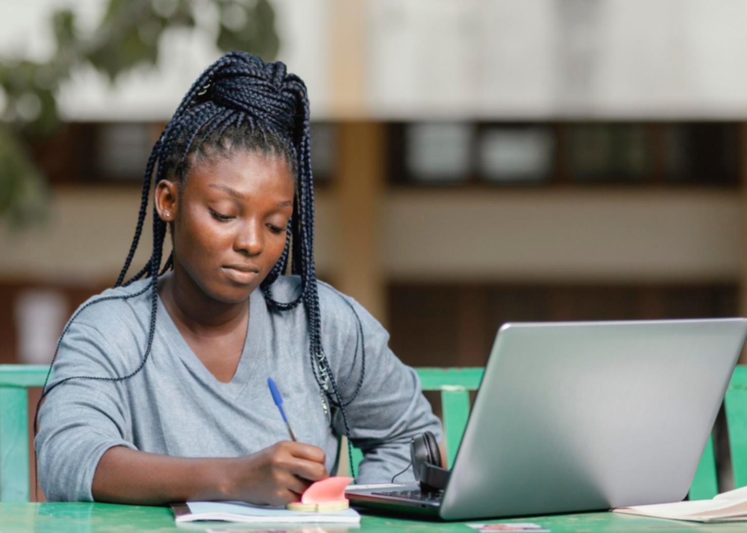 Estudiantes trabajando con metodologías cognitivas en finanzas